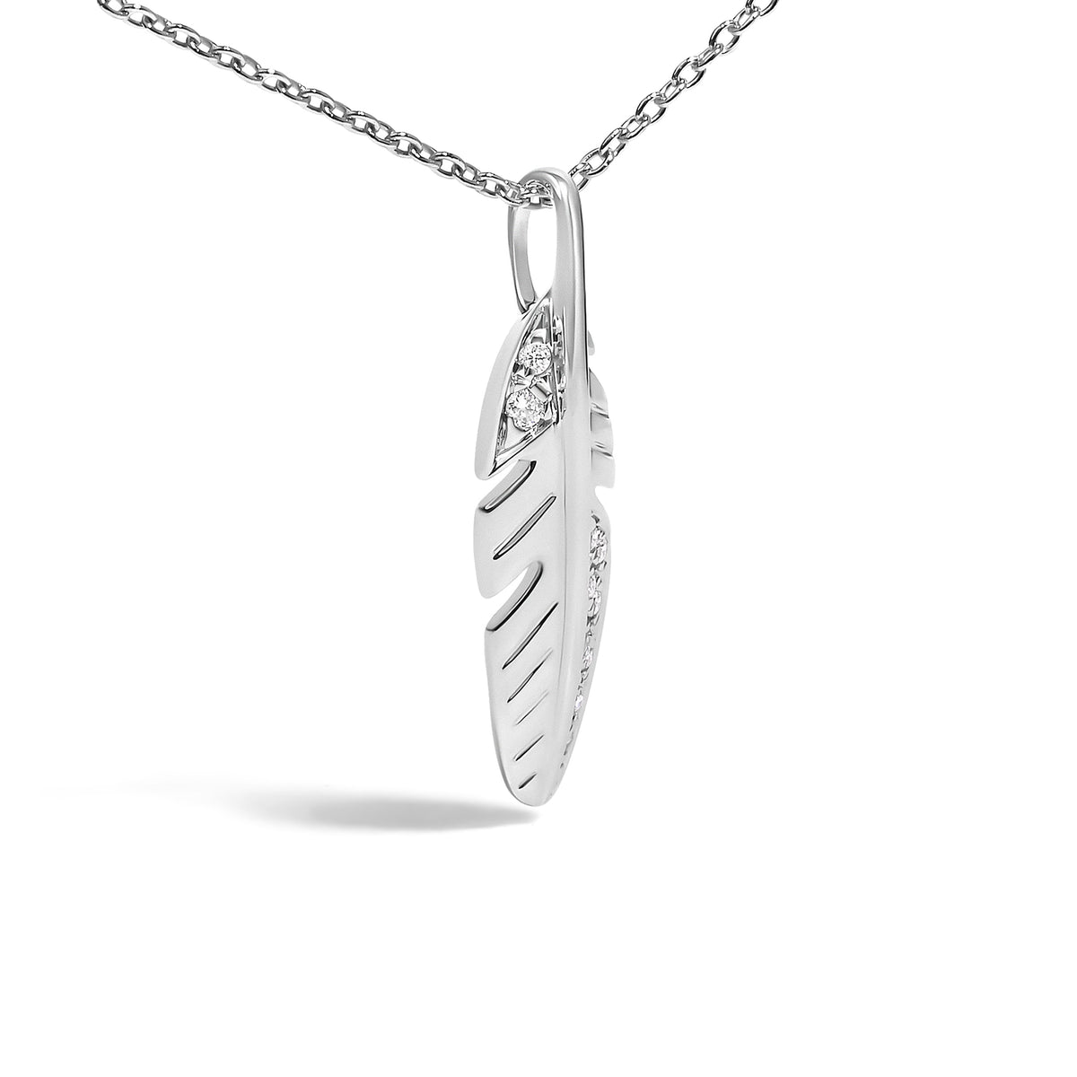 Pendentif Plume en Or Blanc 14 carats avec Accent de Diamant