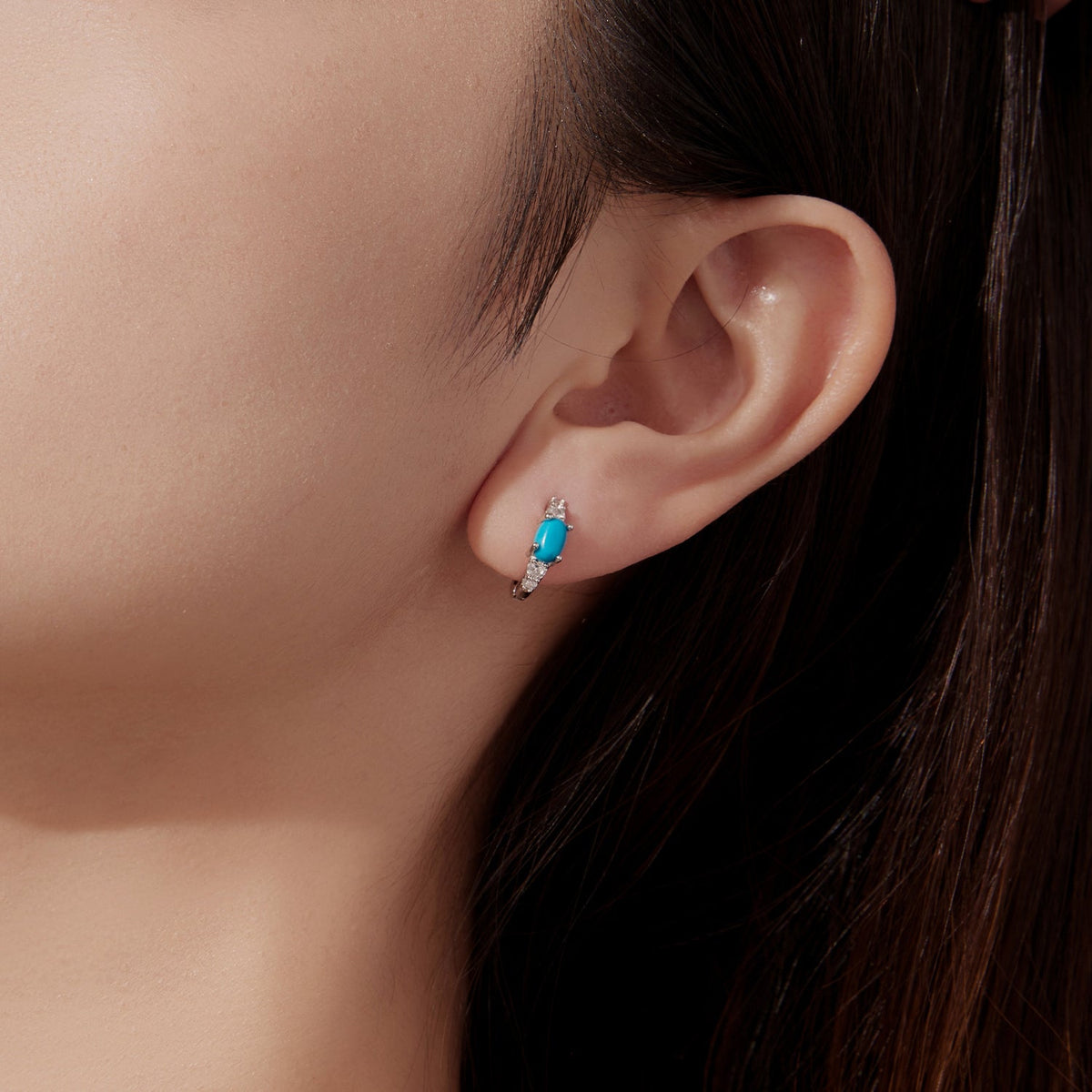 Boucles d'oreilles créoles en argent sterling 925 plaqué or blanc de 1,0 cm pour femmes, avec turquoise de synthèse et oxydes de zirconium
