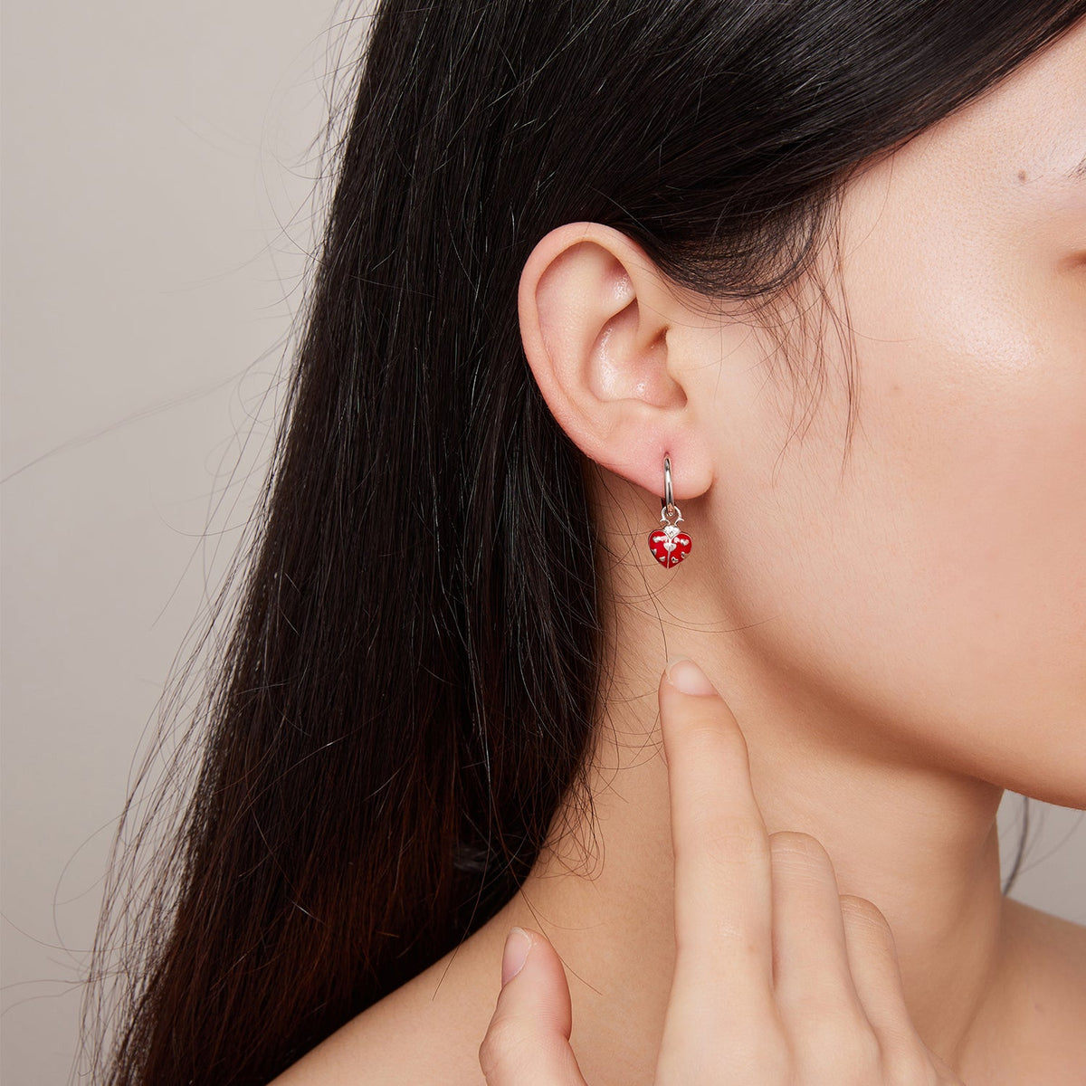 Boucles d'oreilles en argent sterling S925, émail et zircones cubiques serties.