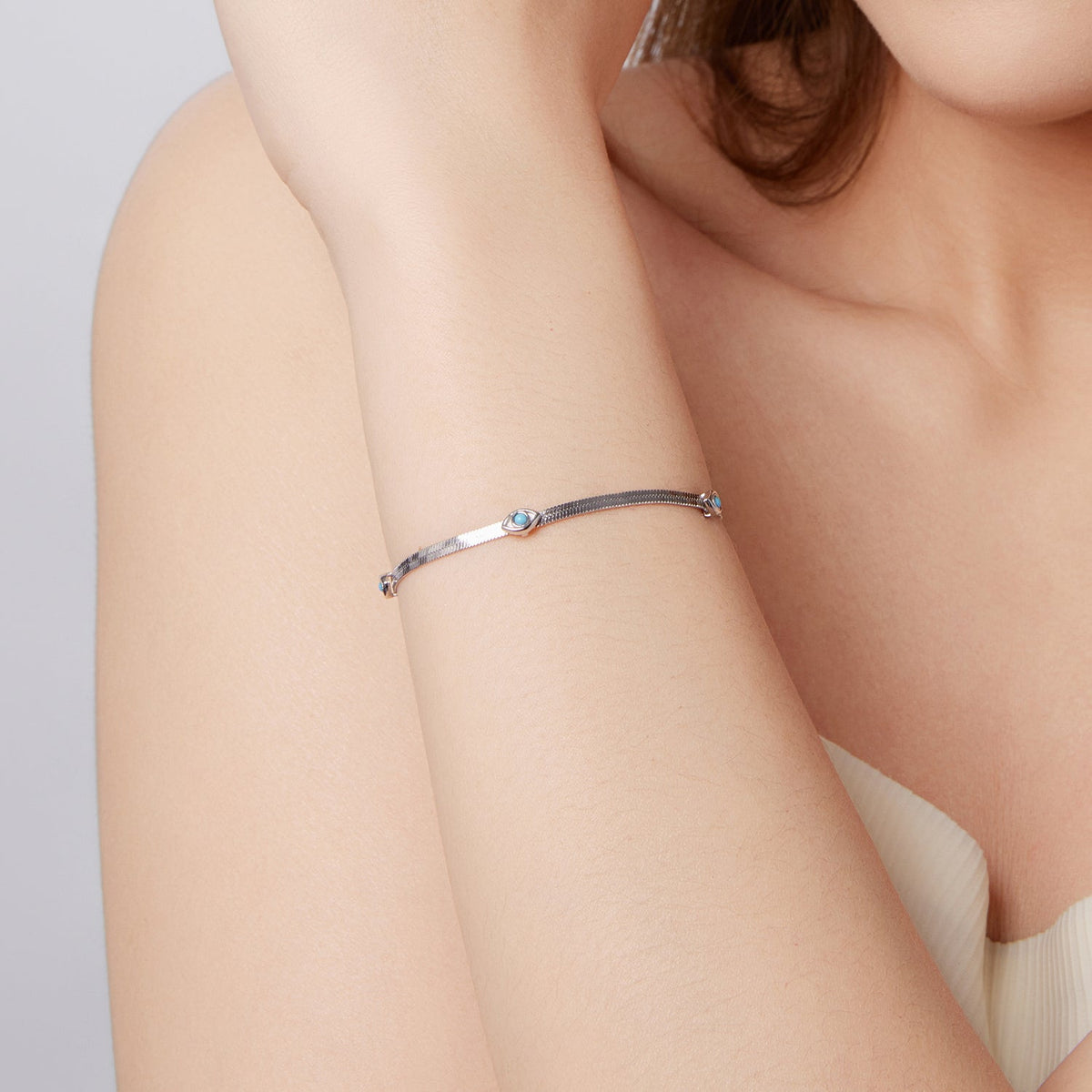 Bracelet multi-couches en argent sterling 925 plaqué or blanc avec turquoise synthétique
