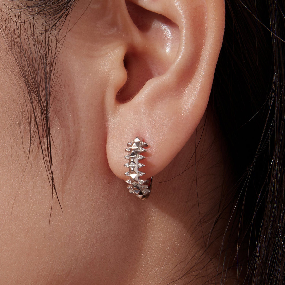 Boucles d'oreilles créoles pour femme en argent sterling 925 plaqué or blanc de 1,6 cm avec pavé de zircones cubiques