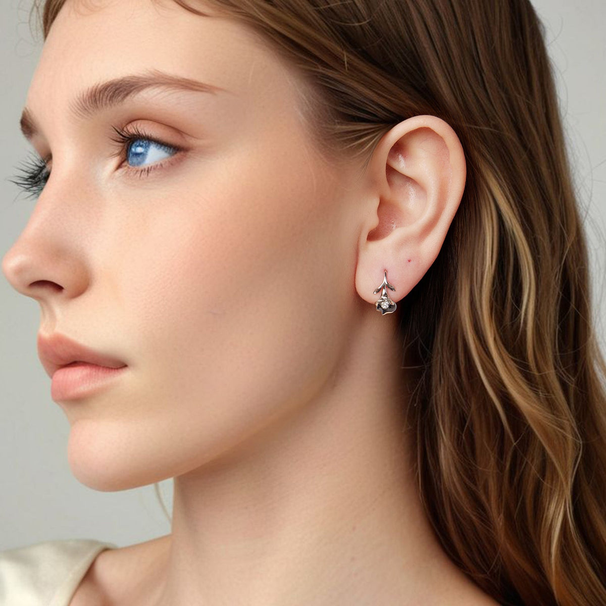Boucles d'oreilles en argent sterling 925 avec placage en or blanc et oxydes de zirconium