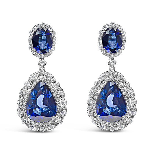 Boucles d'oreilles pendantes en or blanc 18 carats, saphir bleu (2,75 carats au total), et entourage de diamants (couleur G-H, pureté SI1-SI2)