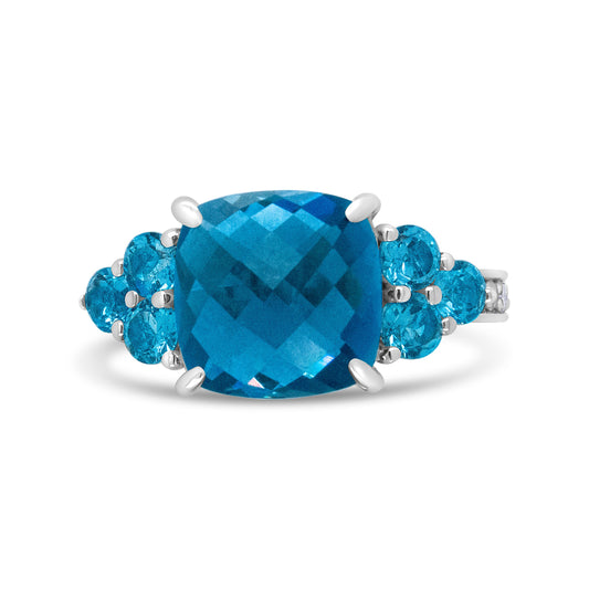 Bague en or blanc 18 carats avec topaze bleue de 10 mm de forme coussin et diamants de 0,16 carat au total (couleur F-G, pureté VS1-VS2) - Taille de bague 6.5