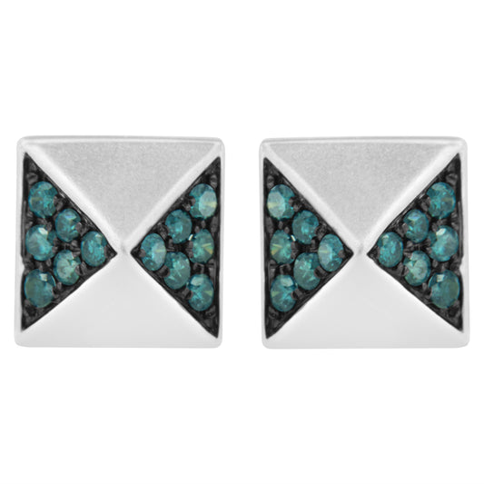 Boucles d'oreilles clous pyramide en or blanc 14K avec diamants bleus traités 1/4 Cttw (couleur bleue, clarté SI1-SI2)