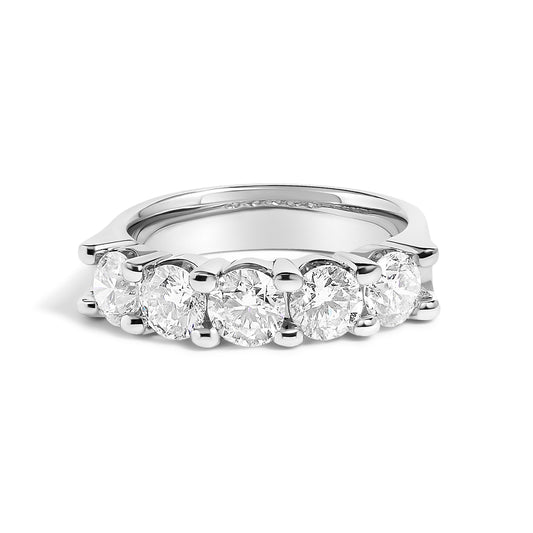 Bague alliance en or blanc 14 carats avec cinq diamants ronds de 2,0 carats.