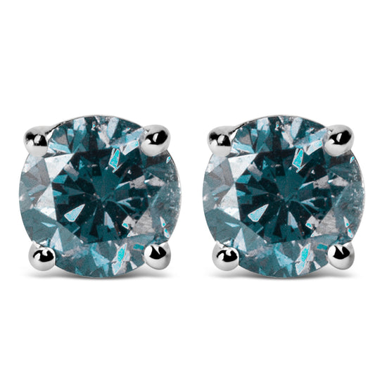 Paire de boucles d'oreilles clous solitaires classiques à 4 griffes en or blanc 14 carats, diamant bleu de laboratoire taille brillant rond 1/2 ct (couleur bleue, pureté VVS2-VS1)