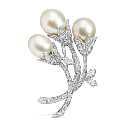 Broche fleurie en or blanc 18 carats avec diamants 2,20 carats et perles des mers du Sud (couleur G-H, pureté VS1-VS2)