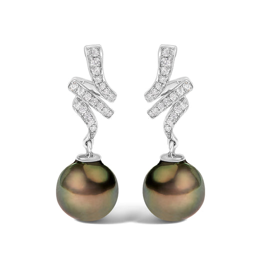 Boucles d'oreilles pendantes en or blanc 14 carats avec perles de culture noires de 9 mm et accents de diamants (couleur I-J, pureté SI1-SI2)