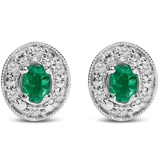 Puces d'oreilles ovales en or blanc 14 carats avec émeraudes vertes et halo de diamants de 0,10 carat (couleur I-J, pureté I1-I2)