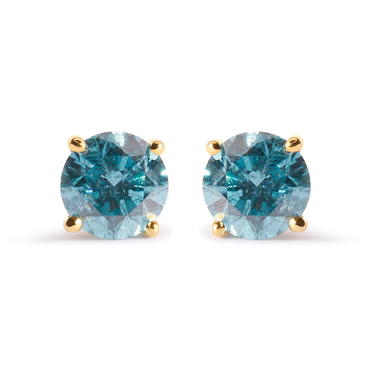Boucles d'oreilles clous solitaires classiques en or jaune 14 carats avec diamants bleus traités de 1,0 carat (couleur bleu aigue-marine, pureté I2-I3)