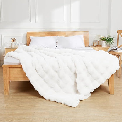 Latepis White Faux Fur King Blanket Cozy Bubble Blanket Soft Fuzzy Thick Living Room Blanket for Bed Sofa Bedroom Plush Fluffy Warm Blanket for All Seasons Luxury Throw Blanket 90x108 Inch, 860gsm