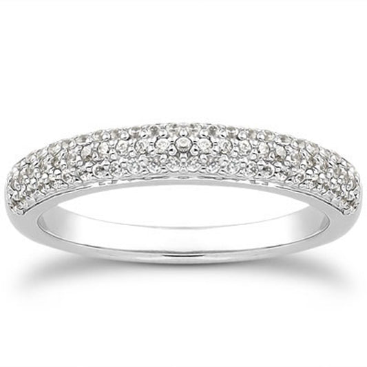 Alliance de mariage en or blanc 14 carats, sertie de diamants micropavé sur triple rangée.