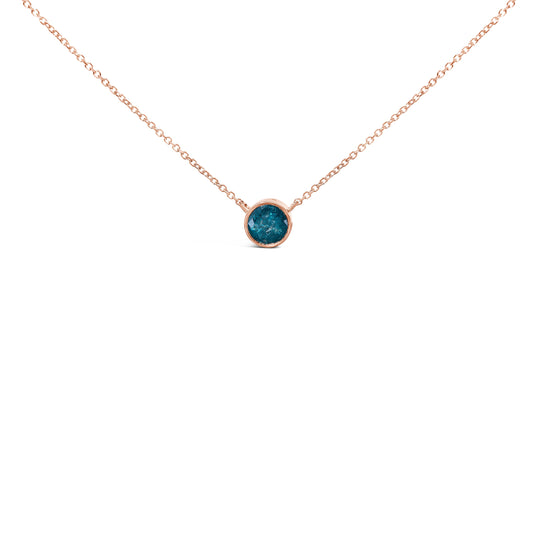 Pendentif solitaire en or rose 14 carats serti clos d'un diamant bleu de 2,0 carats, livré avec une chaîne de 45 cm