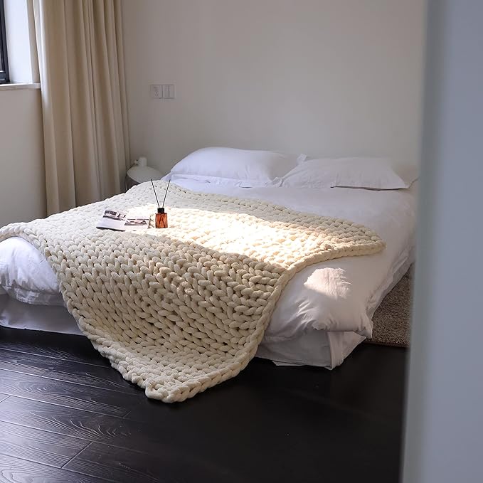 Maetoow Chenille Chunky Knit Blanket Throw （50×60 Inch）, Handmade Warm & Cozy Blanket Couch, Bed, Home Decor, Soft Breathable Fleece Banket, Christmas Thick and Giant Yarn Throws，Cream