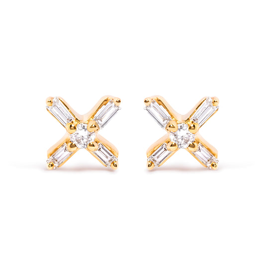 Boucles d'oreilles clous en or jaune 10K serties de diamants ronds et baguettes en croix (1/10 carat au total, couleur H-I, pureté I1-I2)