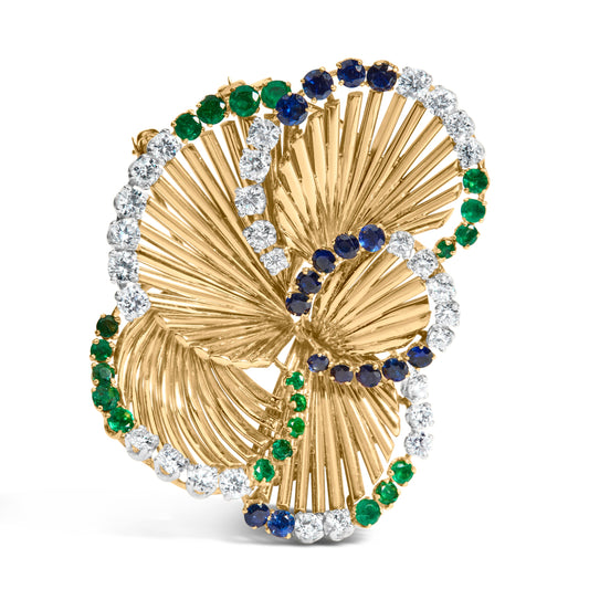Broche épingle à pétales sculptés en or jaune 18 carats, 2 1/3 carats total de diamants, saphirs et émeraudes (couleur G-H, pureté VS1-VS2)