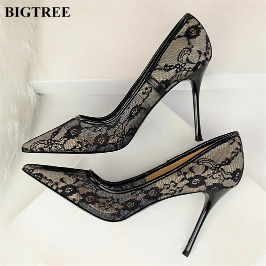 2025 Zapatos de tacón sexy negros con encaje de flores y malla para mujer, calzado de moda puntiagudo para fiestas, zapatos de tacón alto finos para mujer, zapatos de oficina poco profundos