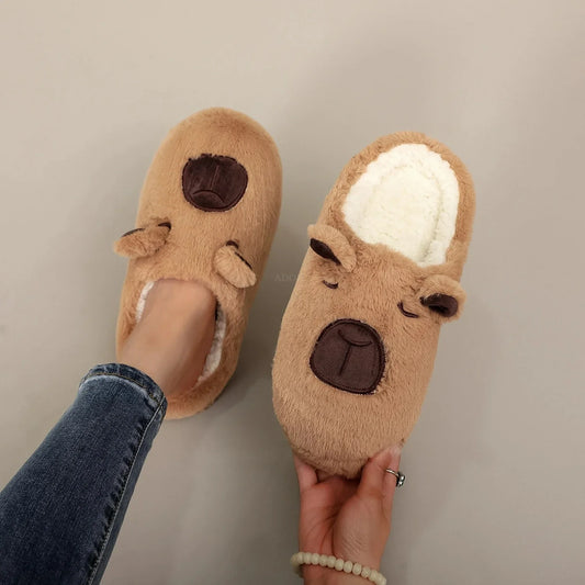 Un par de pantuflas cómodas de piel sintética con estampados de animales de capibara marrón, ligeras, para hombres y mujeres