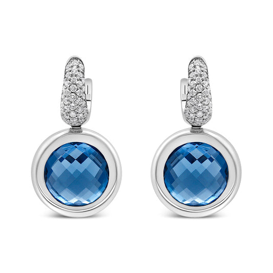Boucles d'oreilles pendantes en or blanc 18 carats avec topaze bleue de 11 mm sertie clos et diamant de 1/2 carat serti invisible (couleur F-G, pureté VS1-VS2)