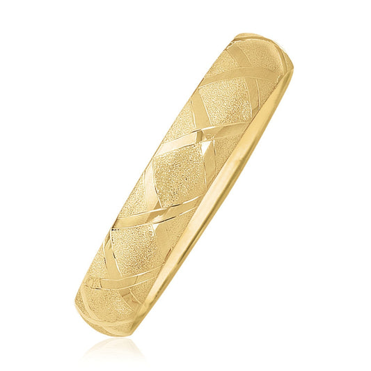 Bracelet jonc en or jaune 10 carats, motif diamant texturé.