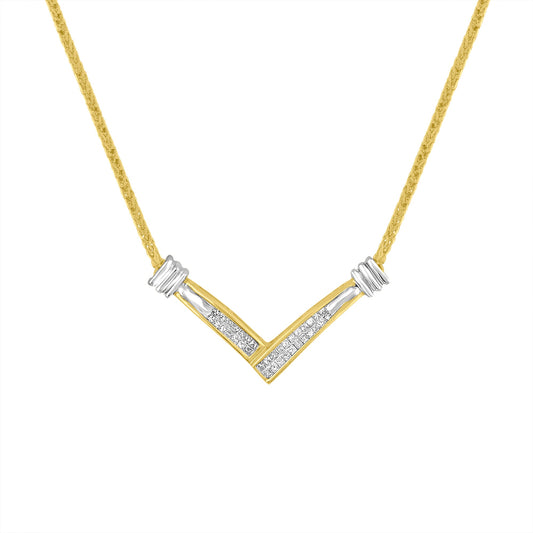 Collier avec pendentif en or jaune et blanc 14 carats serti de diamants taille princesse 1/4 Cttw en forme de « V », chaîne de 45 cm (couleur H-I, pureté SI2-I1)